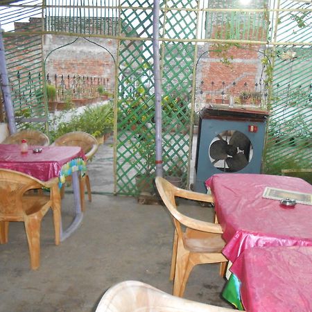 Elvis Guest House Varanasi Bagian luar foto