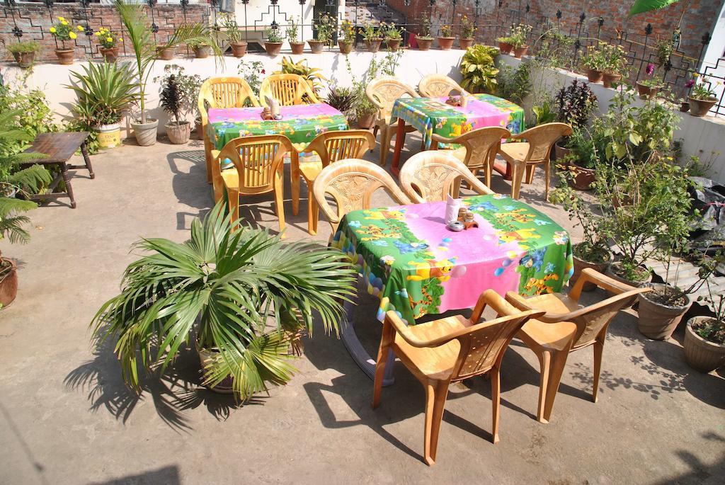 Elvis Guest House Varanasi Bagian luar foto